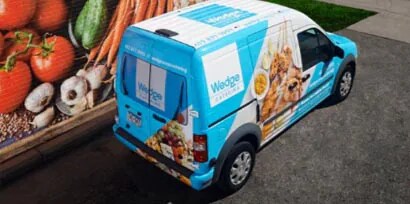 Furgoneta personalizada con películas gráficas especiales.
