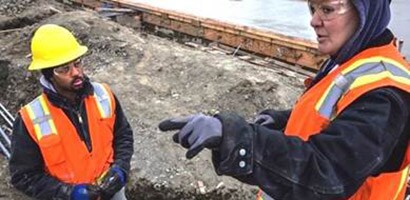 Un representante de 3M ofrece apoyo y formación in situ a los trabajadores.
