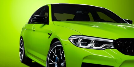 Coche verde brillante.
