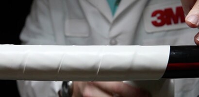 La cinta blanca de 3M protege los cables  de  arcos eléctricos.

