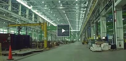 Interior de una fábrica amplia y bien iluminada.
