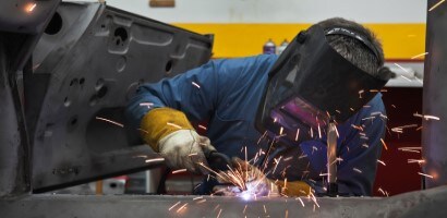 Trabajador con equipo de protección para soldaduras.
